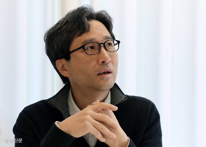 김원장 경제학전 대표가 지난달 25일 서울 여의도 사무실에서 이재명 대통령의 부동산 정책과 언론의 부동산 보도 등에 대해 이야기하고 있다. 김 대표는 “대통령 메시지의 첫 단추는 긍정적”이라면서 “지금까지 쉽게 예상치 못했던 상황이 올 수도 있다”고 말했다. 그는 “펄펄 끓는 시장을 막는 해열제도 필요하지만 동상 환자도 생각해야 한다”면서 “정책이 훨씬 더 디테일해져야 한다”고 했다. 서성일 선임기자