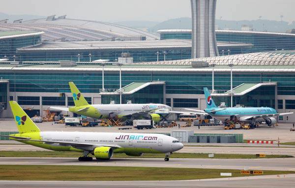 지난 2일 부산에 강한 바람이 불어 진에어 LJ394편 등 항공편이 김해국제공항 착륙에 어려움을 겪었다. 사진은 공항에 주기 중인 진에어 항공기 모습. 국제신문 DB