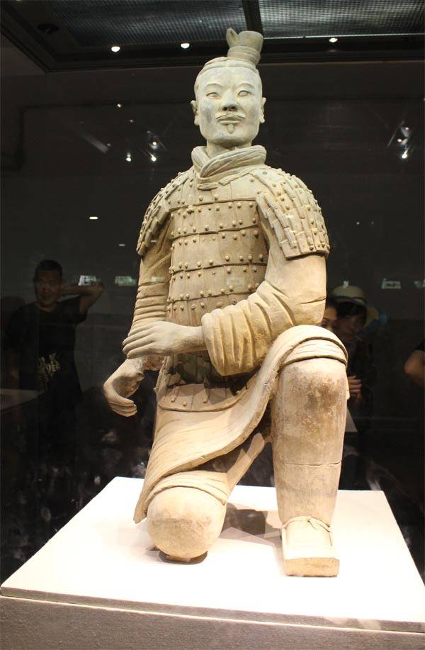 병마용갱 안의 병사. 흙으로 빚었지만 위엄 있는 표정과 정교한 갑옷 등이 생생하다.