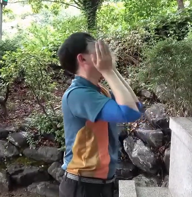 A scene from “Hansarang Hiking Club,” a comedy series by the YouTube channel Pisik University, shows a comedian portraying a man in his 50s slapping his face while freshening up, poking fun at so-called “ajeossi” skin care. (YouTube, KAFTV)