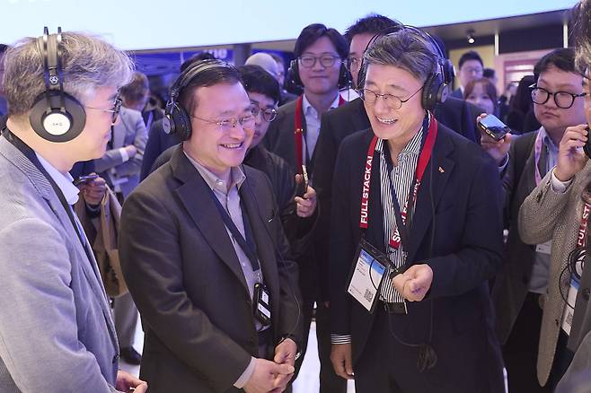 정재헌 SKT CEO(사진 오른쪽)가 노태문 삼성전자 사장(왼쪽)과 스페인 바르셀로나에서 개막한 MWC26에서&nbsp; 삼성전자 부스를 둘러보고 있다. SK텔레콤 제공&nbsp;