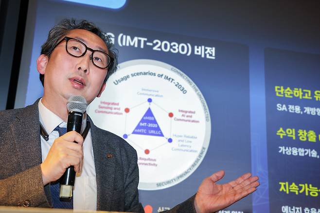 이종식 KT 네트워크연구소장 전무가 2일(현지시간) 스페인 바르셀로나에서 열린 ‘MWC26’ 기자간담회를 통해 KT의 6G 비전과 핵심 기술을 소개하고 있다. KT 제공