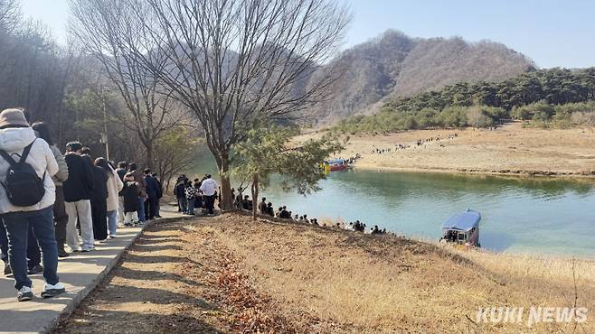 지난 28일 영월 청령포로 향하는 방문객의 발길이 끝없이 이어지고 있는 모습. (사진=영월군)
