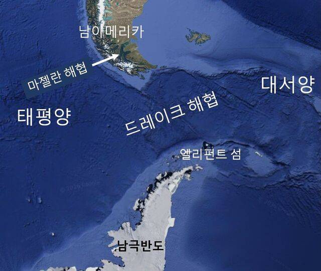 구글 어스로 갈무리한 드레이크 해협. 남아메리카 최남단 칠레의 케이프 혼과 남극 북쪽 사우스셰틀랜드 제도 사이 폭 800㎞의 해협이다.