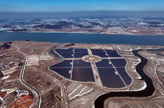지난달 23일 전남 해남군 산이면 구성리 간척지에 마련된 솔라시도 태양광 발전소의 모습.