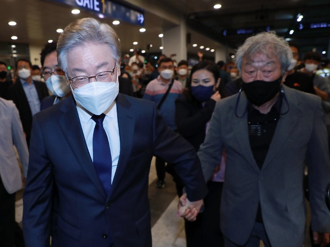 2일 오후 부산항국제전시컨벤션센터(BPEX)에서 열린 더불어민주당 대선 후보 선출을 위한 부산·울산·경남 순회경선에서 득표율 55.34%로 1위에 오른 이재명 후보가 지지자들에게 인사 후 이동하고 있다. 오른쪽은 영화배우 명계남씨. 2021.10.2 / 사진=연합뉴스