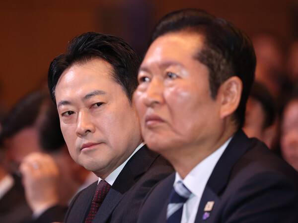 ▲ 더불어민주당 정청래 대표(오른쪽)와 국민의힘 장동혁 대표가 1일 서울 강남구 코엑스에서 열린 제107주년 3·1절 기념식에 참석하고 있다. ⓒ연합뉴스