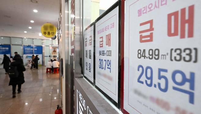 정부가 오는 5월 9일로 다주택자 양도세 중과 유예 종료 방침에 쐐기를 박으며 아파트 급매물이 속속 등장하고 있는 가운데 지난 9일 서울 송파구의 한 공인중개사무소에 급매물 안내문이 부착돼 있다. [한주형기자]