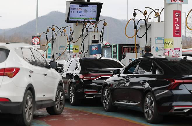 미국과 이스라엘의 이란 공격과 이에 따른 이란 최고 지도자 아야톨라 세예드 알리 하메네이의 사망 보도로 국제유가 급등이 예상되는 가운데 1일 서울 서초구 만남의광장 주유소에 휘발유와 경유 가격기 표시돼 있다. [연합뉴스]