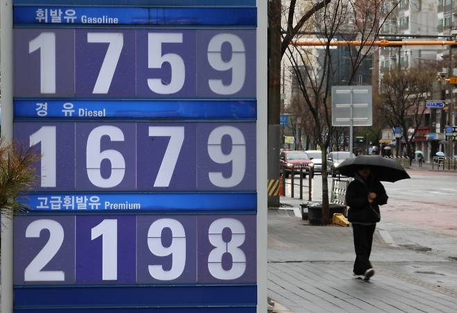 지난 주말 시작된 미국과 이스라엘의 이란 공격 여파로 글로벌 자산 시장이 출렁거리는 분위기다.  이란의 보복 공격에 따른 호르무즈 해협 혼돈으로 국제유가도 급등세를 보이고 있다.[연합뉴스]