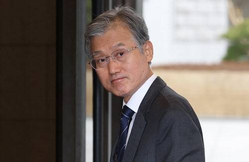 취재진 돌아보는 조희대 대법원장. (사진=연합뉴스)