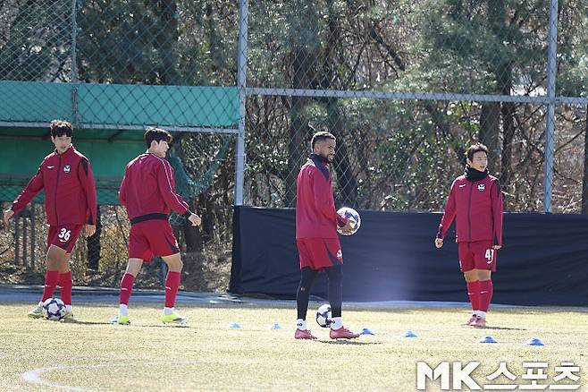 훈련 중인 FC 서울 필드 플레이어 선수들. 사진=이근승 기자