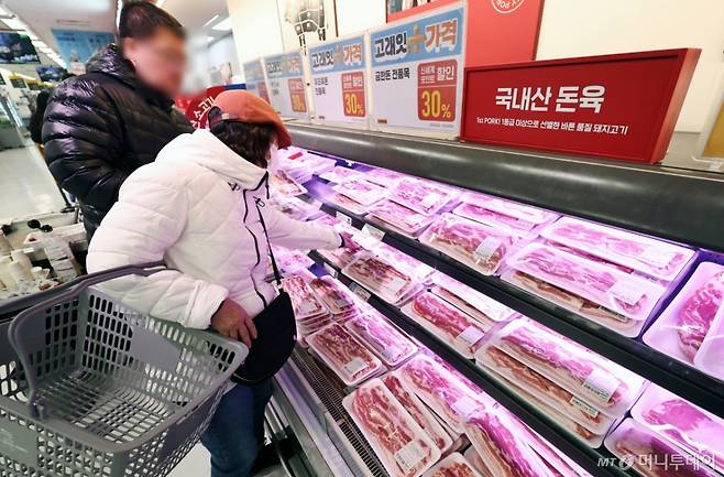 (서울=뉴스1) 구윤성 기자 = 26일 오후 서울 이마트 용산점에서 시민들이 이날부터 할인 판매 행사를 시작한 국내산 돼지고기를 구입하고 있다. 앞서 구윤철 경제부총리 겸 재정경재부 장관은 이날 오전 '민생물가 특별관리 관계장관 태스크포스(TF)' 2차 회의를 주재하고 "돼지고기, 계란 등 국민생활과 밀접한 민생물가 특별관리 품목을 선별하고, 가격 상승 요인을 면밀히 분석해 안정화 방안을 강구하겠다"고 밝혔다. 2026.2.26/뉴스1 Copyright (C) 뉴스1. All rights reserved. 무단 전재 및 재배포, AI학습 이용 금지. /사진=(서울=뉴스1) 구윤성 기자