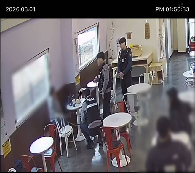 경기도 광주시에서 애견카페를 운영하는 배우 이상아 역시 법 개정으로 인한 불편함을 호소했다. 이상아는 2일 SNS를 통해 한 손님과 갈등 끝에 경찰까지 부른 일화를 공개하며 "손님이 (바뀐 법을) 모르고 방문하셨다가 자유롭지 못하고, 까다롭게 따지고, 아이들(반려견) 돌아다니지도 못하게 하니 화가 나신 것 같다"고 밝혔다. /사진=이상아 SNS 캡처