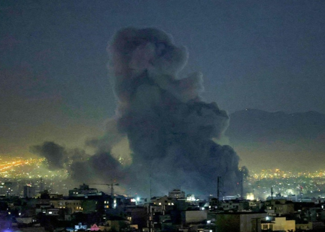 연기 피어오르는 이란 테헤란. AFP 연합뉴스