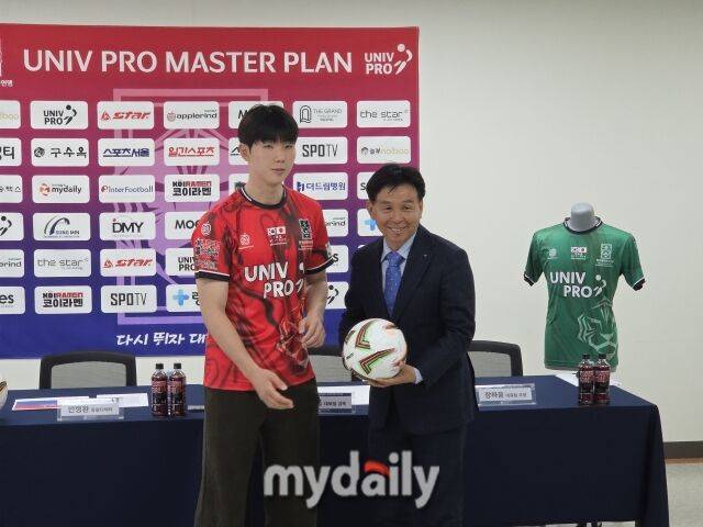 2026 한일 대학축구연맹 덴소컵 주장 장하윤, 오해종 감독./가산동=노찬혁 기자