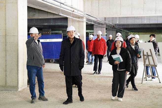 정문헌 종로구청장과 공무원들 주차장 공사 현장 점검