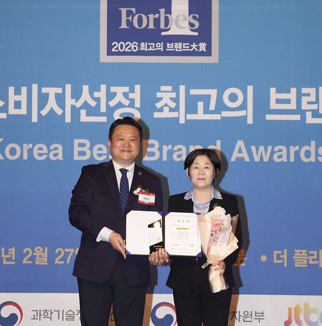 ‘2026 소비자 선정 최고의 브랜드 대상’을 수상하는 재능교육 심은정 본부장 [재능교육]