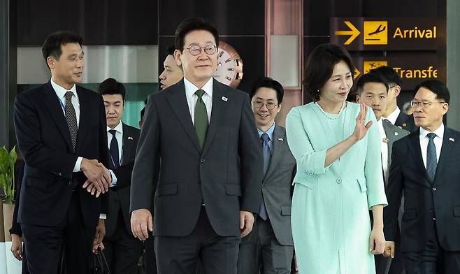 싱가포르 국빈방문을 마친 이재명 대통령과 김혜경 여사가 3일 창이 국제공항에서 다음 순방지인 필리핀 마닐라로 향하는 공군 1호기로 이동하고 있다. [연합]