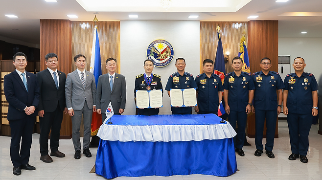 유재성 경찰청장 직무대행은 3일(현지 시각) 필리핀 마닐라에서 호세 멜렌치오 나르타테즈 주니어 필리핀 경찰청장과 치안 총수 회담을 갖고 개정된 경찰 협력 양해각서(MOU)를 체결했다. [경찰청 제공]