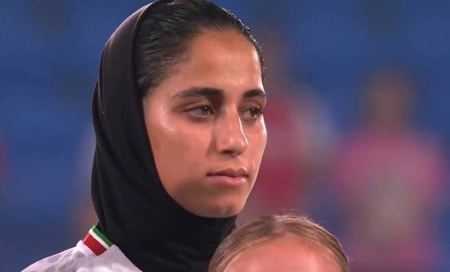 2일(현지시간) 호주 골드코스트 스타디움에서 열린 2026 아시아축구연맹(AFC) 여자 아시안컵 조별리그 A조 1차전에서 대한민국과 맞붙은 이란 대표팀 선수가 경기 시작 전 국가가 연주되자 따라부르지 않고 침묵을 지키고 있다. [SNS]