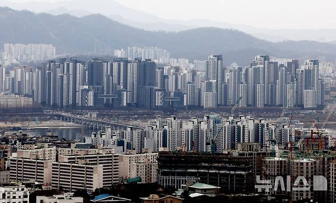 [서울=뉴시스] 서울 중구 남산에서 서울시내 아파트가 보이고 있다. 2026.02.26. jini@newsis.com