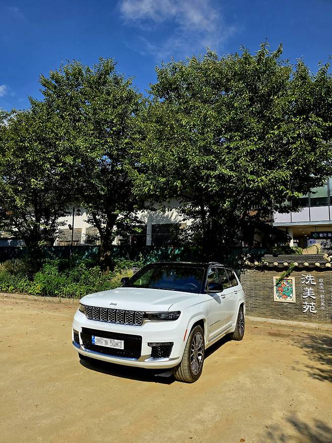 경기 양평군 세미원 입구에 선 ‘지프 그랜드 체로키 L’  *재판매 및 DB 금지