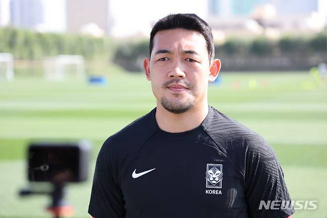 [도하(카타르)=뉴시스] 김근수 기자 = 대한민국 축구대표팀 수비수 이기제가 13일(현지시간)  카타르 도하 알 에글라 트레이닝센터에 앞서 취재진 질문에 답하고 있다. 위르겐 클린스만 감독이 이끄는 대표팀은 오는 15일 E조 조별리그 첫 경기인 바레인전을 시작으로 20일 요르단, 25일 말레이시아와 경기를 치른다. 2024.01.13. ks@newsis.com