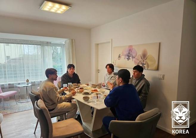 [서울=뉴시스] 독일에서 활약 중인 옌스 카스트로프를 만난 홍명보 한국 남자 축구 대표팀 감독과 코치진. (사진=대한축구협회 제공) 2026.03.03. photo@newsis.com  *재판매 및 DB 금지