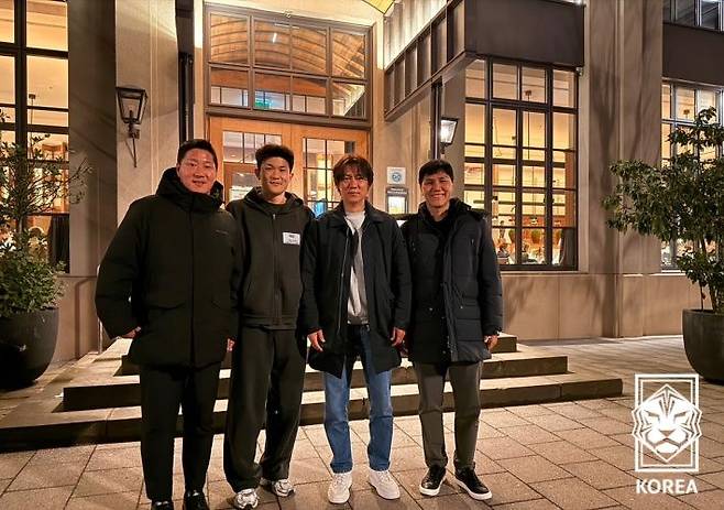[서울=뉴시스] 독일에서 활약 중인 김민재를 만난 홍명보 한국 남자 축구 대표팀 감독과 코치진. (사진=대한축구협회 제공) 2026.03.03. photo@newsis.com  *재판매 및 DB 금지