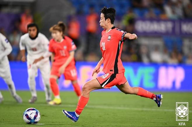 [서울=뉴시스] 2일 호주 골든코스트 로비나 골드코스트 스타디움에서 열린 2026 아시아축구연맹(AFC) 여자 아시안컵 1차전 대한민국과 이란의 경기, 김혜리가 PK를 차고 있다. (사진=KFA 제공) 2026.03.02. photo@newsis.com *재판매 및 DB 금지