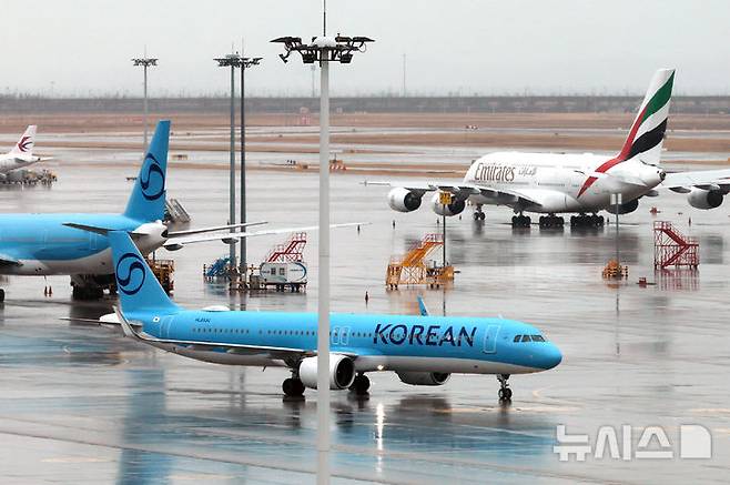 [인천공항=뉴시스] 조성우 기자 = 미국의 이란 공습으로 중동 지역의 군사적 긴장이 고조되면서 두바이행 등 일부 항공편이 운항 중단된 2일 인천국제공항 주기장에 항공기가 세워져 있다. 2026.03.02. xconfind@newsis.com