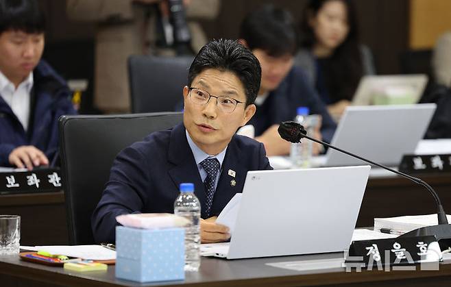[대구=뉴시스] 이무열 기자 = 정을호 더불어민주당 의원이 지난해 10월22일 대구 수성구 대구광역시교육청에서 열린 경북대학교, 강원대학교, 경북대병원, 강원대병원, 강릉원주대치과병원, 경북대치과병원에 대한 교육위원회 국정감사에서 질의하고 있다. 2025.10.22. lmy@newsis.com