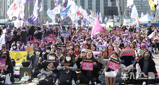 [서울=뉴시스] 김선웅 기자 = 지난해 3월 8일 서울 종로구 광화문 인근에서 열린 3.8 세계여성의 날 기념 제40회 한국여성대회에서 참가 시민들이 성평등 민주주의를 촉구하고 있다. 2025.03.08 mangusta@newsis.com