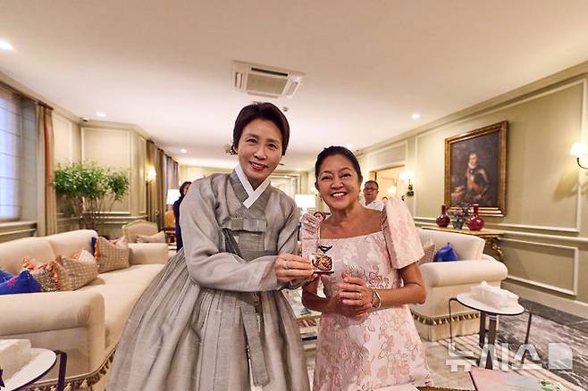 [마닐라=뉴시스] 최동준 기자 = 김혜경 여사와 필리핀 대통령 부인 루이즈 아라네타 마르코스 여사와 3일(현지 시간) 마닐라 말라카냥궁 인근 영빈관에서 친교 행사를 하며 기념촬영을 하고 있다. (공동취재) 2026.03.03. photocdj@newsis.com
