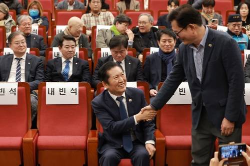 박찬대 의원 출판기념회에서 만난 정청래 대표와 송영길 대표 연합뉴스 제공