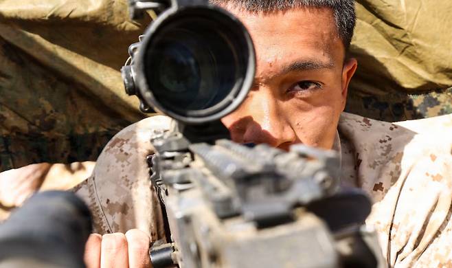 미국은 이번 이란 공격에 앞서 지난 달 4일 사우디아라비아 킹 파이살 해군기지(King Faisal Naval Base)에서 '인디고 디펜더 26'(Indigo Defender 26) 훈련을 실시했다. 사진은 대테러부대 소속 미군 해병대원이 M240B기관총을 조준하는 모습. 미국 중부사령부(CENTCOM) 홈페이지 캡처