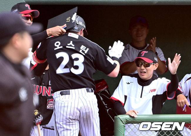 [OSEN=오키나와(일본), 최규한 기자] 1일 일본 오키나와 구시가와 야구장에서 프로야구 KT 위즈와 LG 트윈스의 연습경기가 열렸다.이날 경기에서 KT는 오원석, LG는 요니 치리노스를 선발로 내세웠다.1회초 1사 1, 3루 상황 LG 오스틴이 선제 좌중간 스리런포를 날리고 홈을 밟은 뒤 염경엽 감독과 기뻐하고 있다. 2026.03.01 / dreamer@osen.co.kr