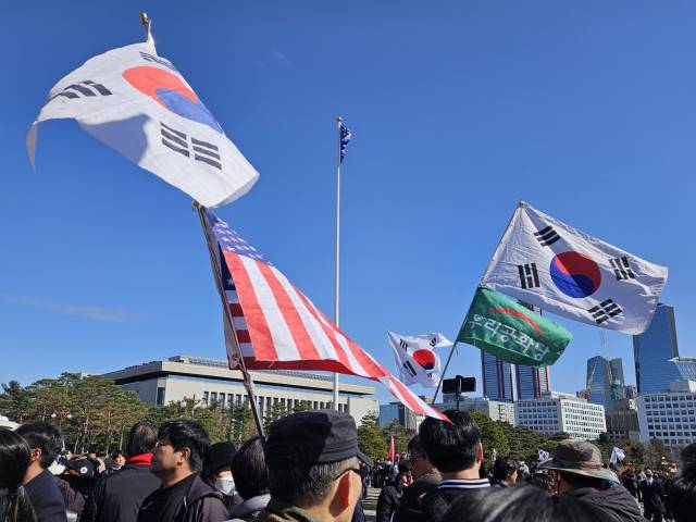 ▲국민의힘이 개최한 3일 국회 규탄대회에 등장한 태극기, 성조기, '우리공화당' 깃발. ⓒ프레시안(김도희)
