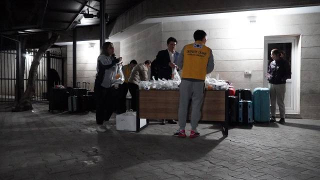 ▲ 2일(현지시간) 주이란대한민국대사관에서 관계자들이 교민 대피를 위해 준비중에 있다. ⓒ외교부