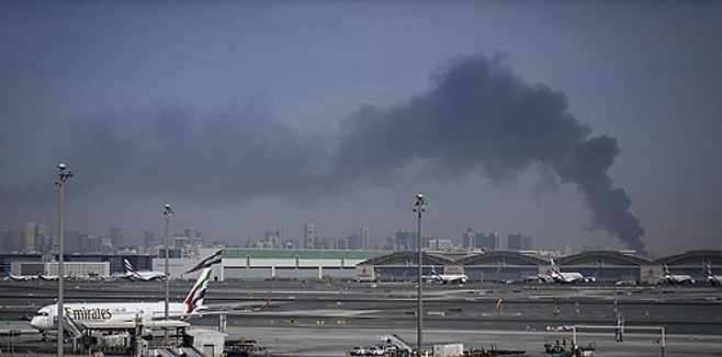 두바이 공항에 발이 묶인 에미리트항공 여객기. AP=연합뉴스