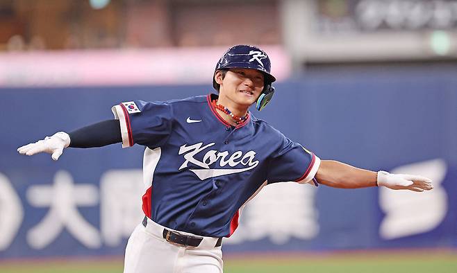 짜릿한 3점포 한국 야구대표팀 김도영이 3일 일본 오사카 교세라돔에서 열린 일본프로야구 오릭스 버펄로스와 연습경기에서 2회초 3점 홈런을 쏘아올린 뒤 세리머니를 하고 있다. 오사카=연합뉴스