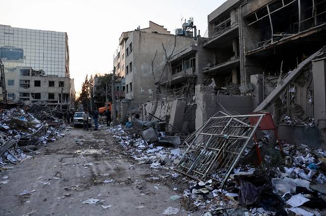 2일(현지시간) 미국과 이스라엘의 공습을 받은 이란 테헤란의 한 경찰서에 잔해가 흩어져 있다. 2026.3.2 WANA 로이터 연합뉴스