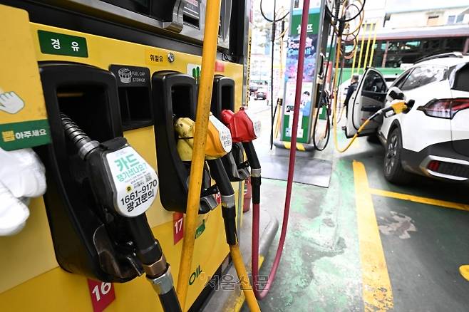 미국·이스라엘의 이란 타격 영향으로 국제 유가가 급등할 가능성이 커진 1일 서울의 한 주유소에서 시민들이 주유를 하고 있다. 2026.3.1. 도준석 전문기자
