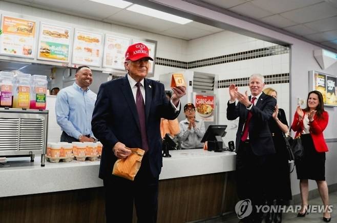 트럼프 대통령이 지난달 28일(현지시간) 텍사스주 코퍼스 크리스티에 있는 한 햄버거 체인점을 방문한 모습. 트럼프 대통령은 이날 텍사스주 방문 직전 대이란 군사작전을 승인했다. 로이터 연합뉴스