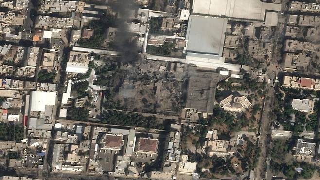 이란 테헤란 도심의 아야톨라 알리 하메네이 관저 일대가 공습을 받은 모습. 사진 중앙 연기 기둥 아래가 타격 지점으로 추정된다. 2026.2.28. 에어버스 DS 제공·AP 연합뉴스