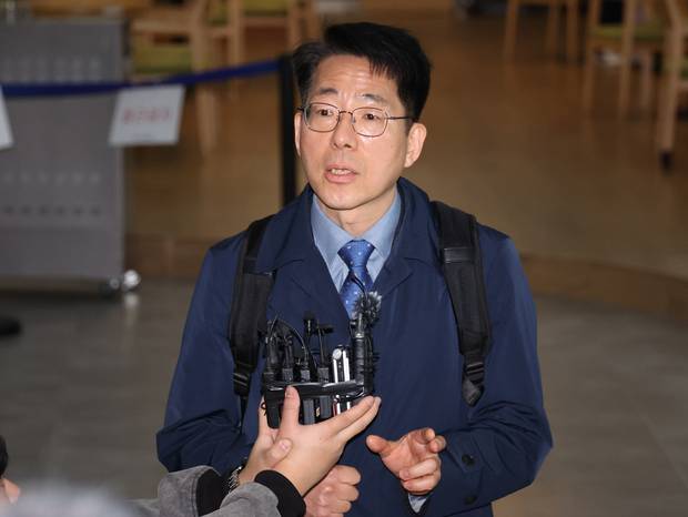 황종우 해양수산부 장관 후보자가 3일 오전 부산 중구 부산항만공사에 출근해 질의에 답변하고 있다. 연합뉴스