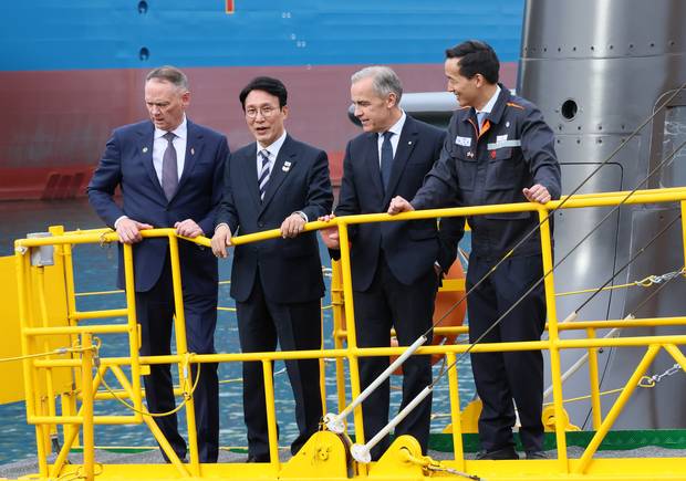 마크 카니(오른쪽 두번째) 캐나다 총리가 지난해 10월 경남 거제 한화오션 조선소를 방문해 김민석(〃세번째) 국무총리, 김동관(〃 첫번째) 한화그룹 부회장 등과 현장을 둘러보고 있다./연합뉴스