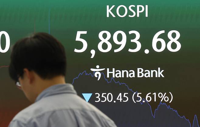 3일 서울 중구 하나은행 본점 딜링룸에서 딜러들이 업무를 보고 있다. ⓒ연합뉴스