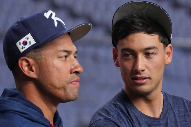 WBC 대표팀의 한국계 빅리거 저마이 존스(왼쪽), 셰이 위트컴이 1일 교세라돔 오사카서 진행된 훈련 도중 대화를 나누고 있다. 오사카｜AP뉴시스